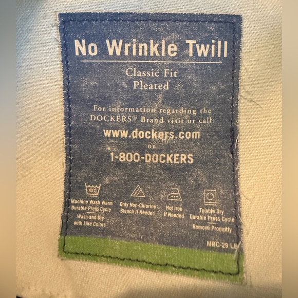 Dockers No Wrinkle Twill Classic Fit Pleated Pants in Size 44x30 - Picture 9 of 9